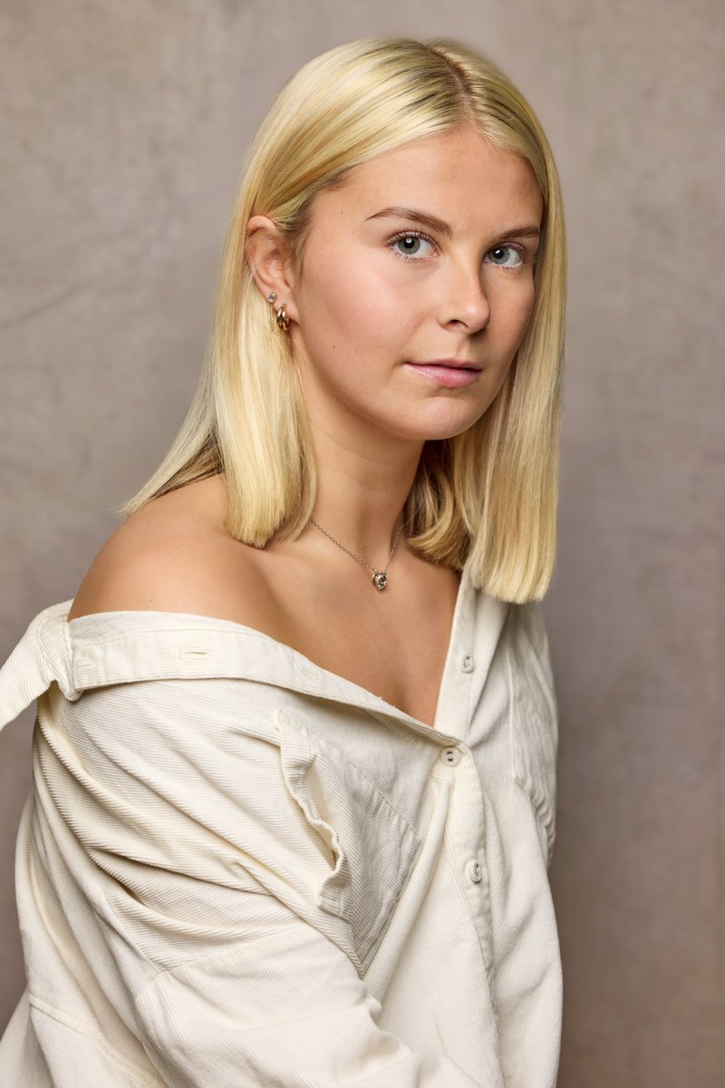 In their 3rd year at @performerscollege Keeley @_keeleythompson_ came to see us in London for an updated set of #headshots Love the range from the collection. Hers to #showcase season and landing that first job! #headshotphotographer #actorheadshots