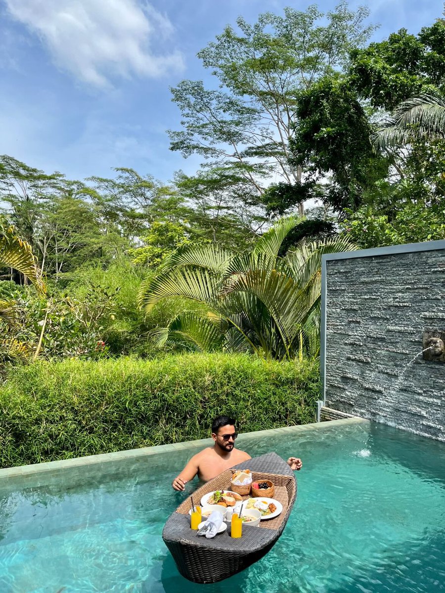 Who needs an alarm when you can wake up to the weekend vibes and breakfast favorites floating on the pool? 🍳🥐☀️ Photo credit: (@)11_arp #SamsaraUbud #FloatingBreakfast #Ubud #Bali