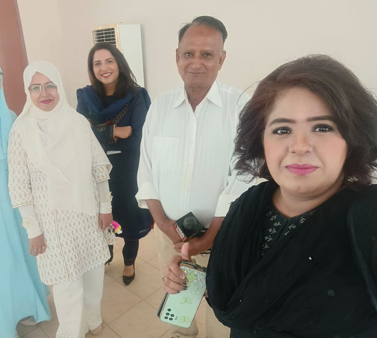 ShehnilaZardari's tweet image. When everyone was busy clicking selfies with the minister we took a photo with the super star of journalism &quot;Chand Nawab Bhai&quot;

He is a humble soul and very excitedly told us about his upcoming movie. 

#BusyWeekend
#Workaholic 
#NEDUET