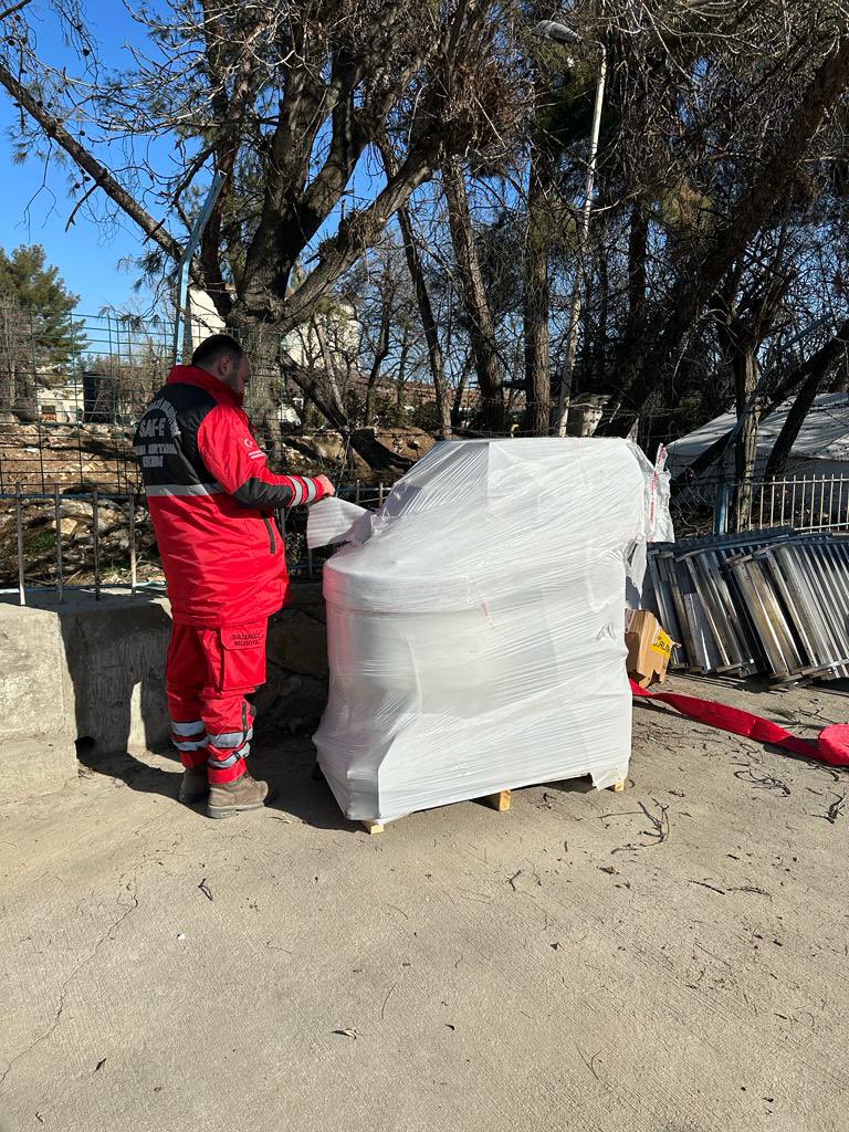 Saatte 500 ekmek üretim kapasitesine sahip, bölgedeki taze ekmek ihtiyacının giderilmesine katkı sağlayacak seyyar fırınımızın kurulumuna başladık.

Adıyaman girişine kurduğumuz fırın hem konteyner kentimize hem de diğer depremzedelere hizmet edecek.