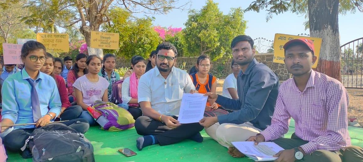 amolmitkari22's tweet photo. महाराष्ट्र राज्यातील कृषी अभियांत्रिकी पदवीचे विद्यार्थी विविध मागण्यांसाठी चारही विद्यापीठात धरणे आंदोलन करत असुन या आंदोलनास आज भेट देऊन त्यांच्या समस्या समजून घेतल्या. त्यांच्या सर्व मागण्या रास्त असून येणाऱ्या अधिवेशनामध्ये याबाबत आवाज उठविण्याचे यावेळी आश्वस्त केले. https://t.co/JGhCjzVyTv