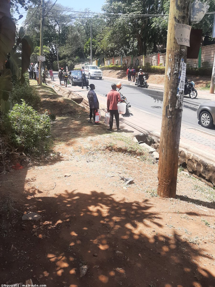 a3Route's tweet photo. 13:30 A boda guy has just escaped with his life after refusing to give way to an oncoming Benz that had the right of way. It's happened on Riara Road.  https://t.co/NTwEKDSxQA via @Ngugi851