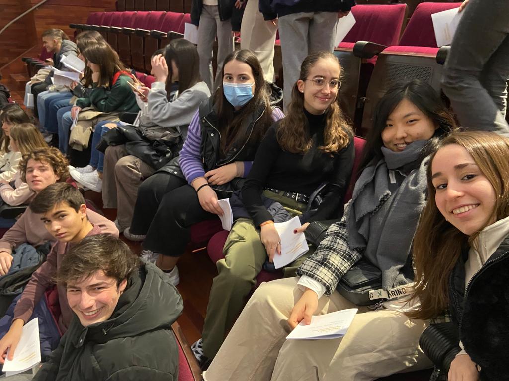 sjcalasanzvlc's tweet photo. El alumnado de 2º #bachillerato ha participado en el programa #ConèixerUV de la @UV_EG para conocer su oferta formativa y realizar la mejor elección de futuro🎓 @SediUV
#sjcalasanzvlc #escolapios #colegiosValencia #UniversitatdeValència #futurestudiantat #SediUV #orientación https://t.co/i9qsbQfIXk