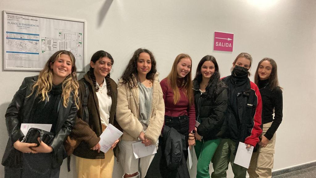 sjcalasanzvlc's tweet photo. El alumnado de 2º #bachillerato ha participado en el programa #ConèixerUV de la @UV_EG para conocer su oferta formativa y realizar la mejor elección de futuro🎓 @SediUV
#sjcalasanzvlc #escolapios #colegiosValencia #UniversitatdeValència #futurestudiantat #SediUV #orientación https://t.co/i9qsbQfIXk