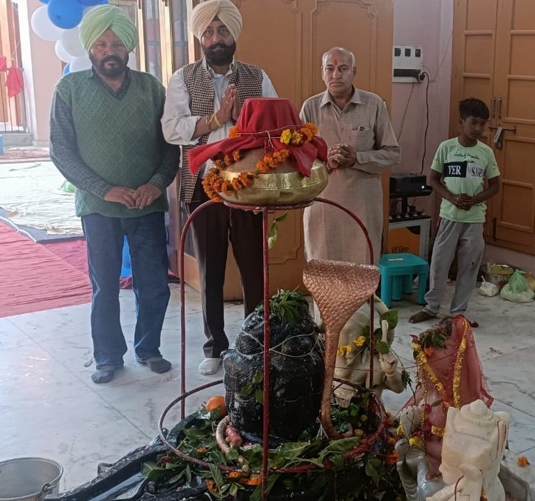 ravigrewalmoga's tweet photo. ਸ਼ਿਵਰਾਤਰੀ ਦੇ ਸ਼ੁੱਭ ਦਿਹਾੜੇ ਤੇ ਪੰਚਮੁਖੀ ਸ਼ਿਵ ਮੰਦਰ ਮੁਹੱਲਾ ਪੱਬੀਆਂ ਵਿਖੇ ਨਕਮਸਤਕ ਹੁੰਦੇ ਹੋਏ।
#Dharmkot
#shivratri2023
@BJP4Punjab https://t.co/zGATay2OOb