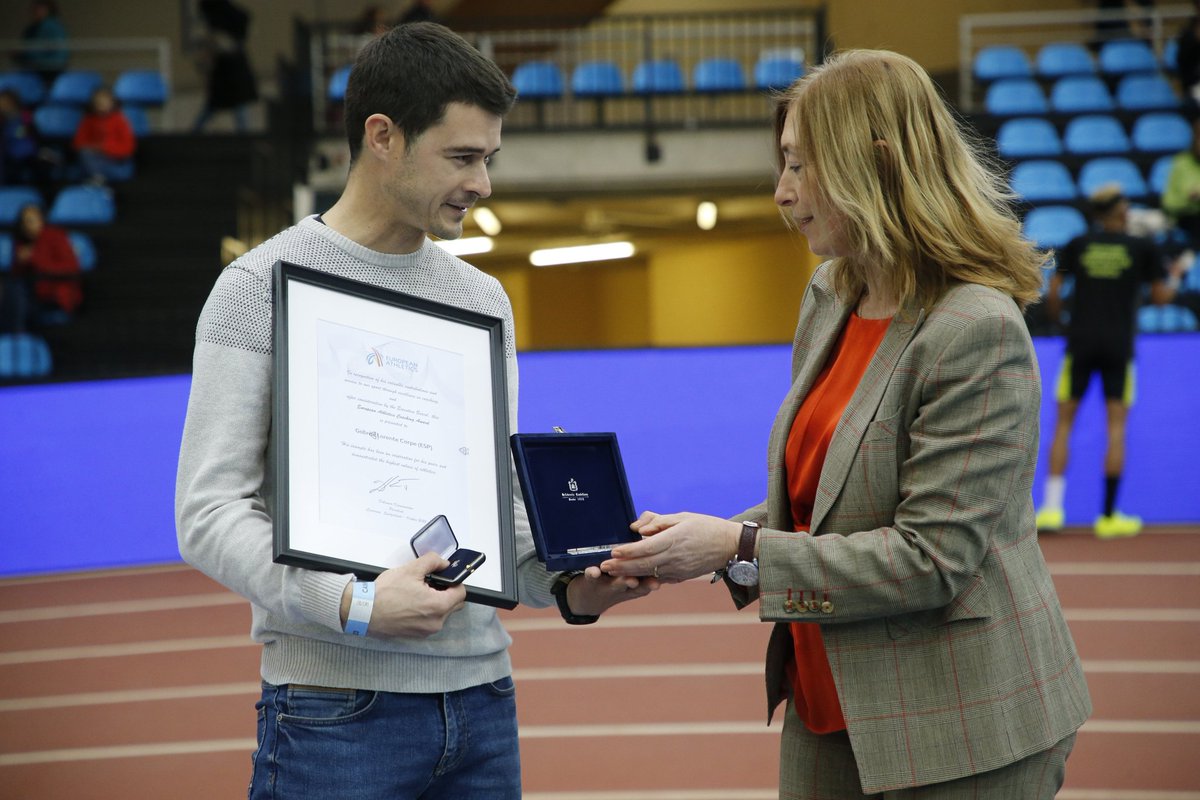 𝑬𝒏𝒕𝒓𝒆𝒏𝒂𝒅𝒐𝒓𝒆𝒔 𝒅𝒆 𝒍𝒆𝒚𝒆𝒏𝒅𝒂

<a href="/EuroAthletics/">European Athletics</a> reconoce la labor de 2️⃣ de nuestros técnicos con el EA Coaching Award 2022

👏🏻 <a href="/FBeoringyan/">swan.coaching</a> y <a href="/GabiLorente/">Gabi Lorente</a> 👏🏻

Además, Gabi Lorente recibe la Insignia Olímpica del <a href="/COE_es/">Comité Olímpico Español</a>

#CEatletismoPC