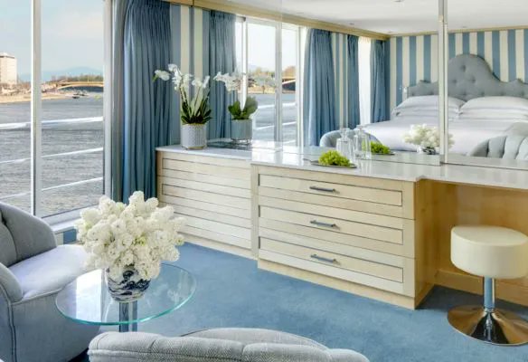 cruiseselect's tweet image. 𝗗𝗶𝗱 𝘆𝗼𝘂 𝗸𝗻𝗼𝘄 𝗲𝘃𝗲𝗿𝘆 𝗨𝗻𝗶𝘄𝗼𝗿𝗹𝗱 #𝗥𝗶𝘃𝗲𝗿 #𝗦𝗵𝗶𝗽 𝗶𝘀 𝘂𝗻𝗶𝗾𝘂𝗲?
👀 We&apos;ve been on 𝑺.𝑺 𝑩𝒆𝒂𝒕𝒓𝒊𝒄𝒆 for a look around 
🌟 Marvel at the Murano Chandelier!
🌟 Compare our unique before &amp;amp; after photos!
👉  buff.ly/3UsqIjX
@UniworldCruises