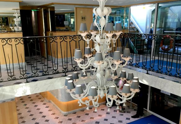 cruiseselect's tweet image. 𝗗𝗶𝗱 𝘆𝗼𝘂 𝗸𝗻𝗼𝘄 𝗲𝘃𝗲𝗿𝘆 𝗨𝗻𝗶𝘄𝗼𝗿𝗹𝗱 #𝗥𝗶𝘃𝗲𝗿 #𝗦𝗵𝗶𝗽 𝗶𝘀 𝘂𝗻𝗶𝗾𝘂𝗲?
👀 We&apos;ve been on 𝑺.𝑺 𝑩𝒆𝒂𝒕𝒓𝒊𝒄𝒆 for a look around 
🌟 Marvel at the Murano Chandelier!
🌟 Compare our unique before &amp;amp; after photos!
👉  buff.ly/3UsqIjX
@UniworldCruises