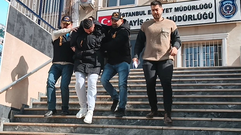 Deprem bölgesinde doktor olduğunu söyleyerek dolandırıcılık yapan elektrikçi yakalandı
dha.com.tr/2208553