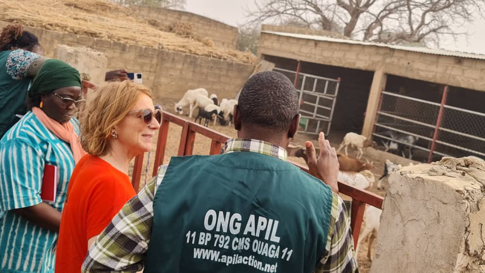 JQuairiat's tweet photo. 15-17/02 Visite de Mme #Heidyrombouts DG Developpement/Aide humanitaire @belgiummfa :
- Comité paritaire 🇧🇫🇧🇪 de suivi de la coopération bilatérale @Enabel_Belgium,
- Rencontres avec les nombreux partenaires nationaux et internationaux,
- Visite de projets #APIL #MDM #Keoogo https://t.co/HInfx4Oe8Z
