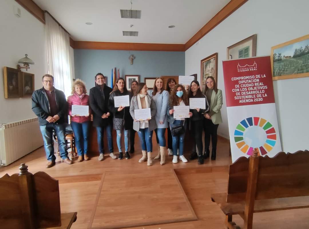 DiputacionCR's tweet photo. 👩‍🏫@Maria_JesusVM remarca la apuesta de la @DiputacionCR con la formación para el empleo en el medio rural.

🤝La vicepresidenta ha entregado los diplomas a los alumnos y alumnas que han realizado la formación de Promueve VI sobre gestión de pequeño comercio en Moral de Calatrava. https://t.co/j0qOSRWQta