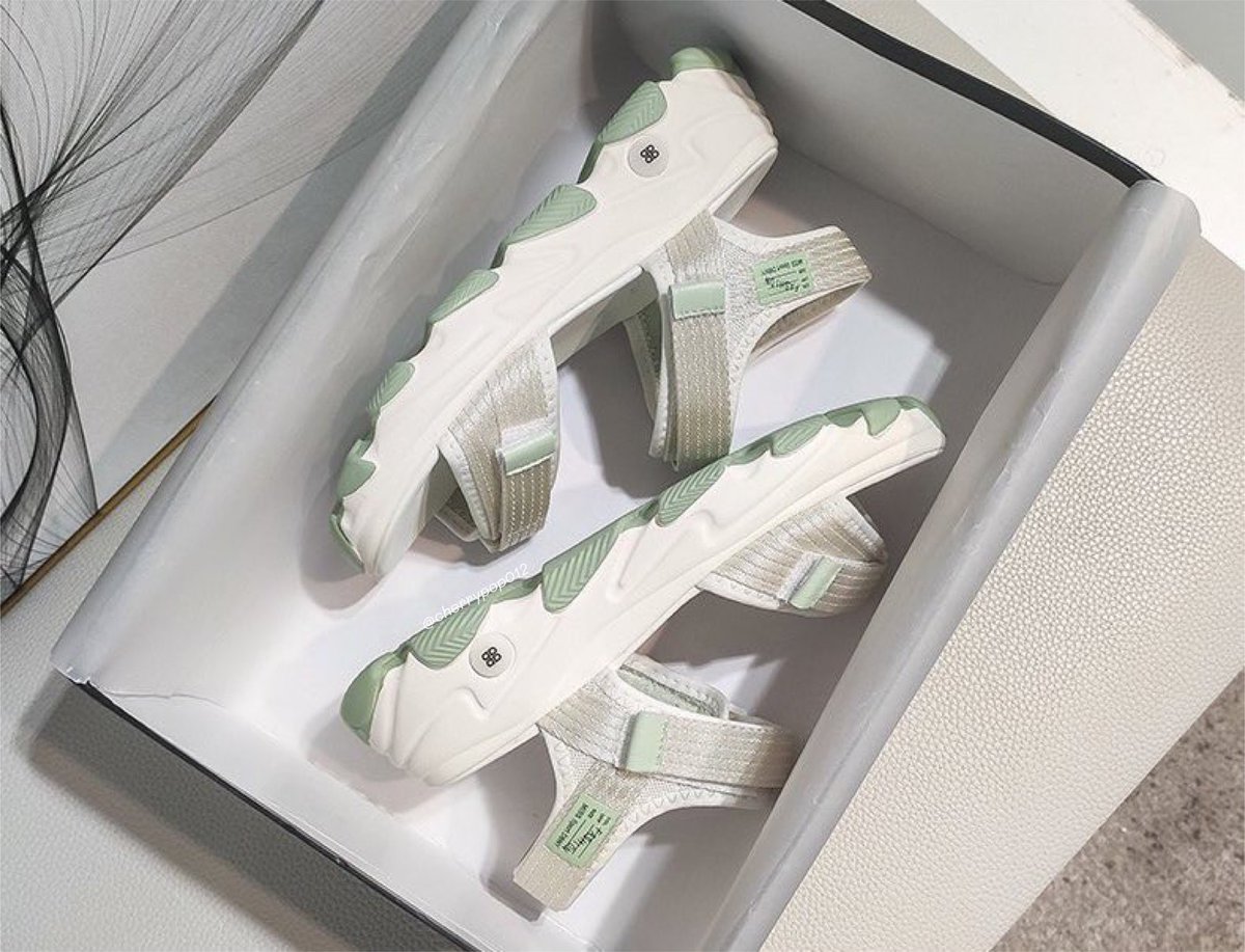 เว่อมาก แต่ต้องยกให้รองเท้ารัดส้นสมัยนี้ลองแล้วโคตรสบายเท้า นุ่มนนเบา เสริมส้นเล็กๆใส่เดินทั้งวันไม่เมื่อยแถมไม่กัดเท้าเลย ชิวเหมือนเดินเท้าเปล่า แค่สองร้อยกว่าเองง่ะ;-;