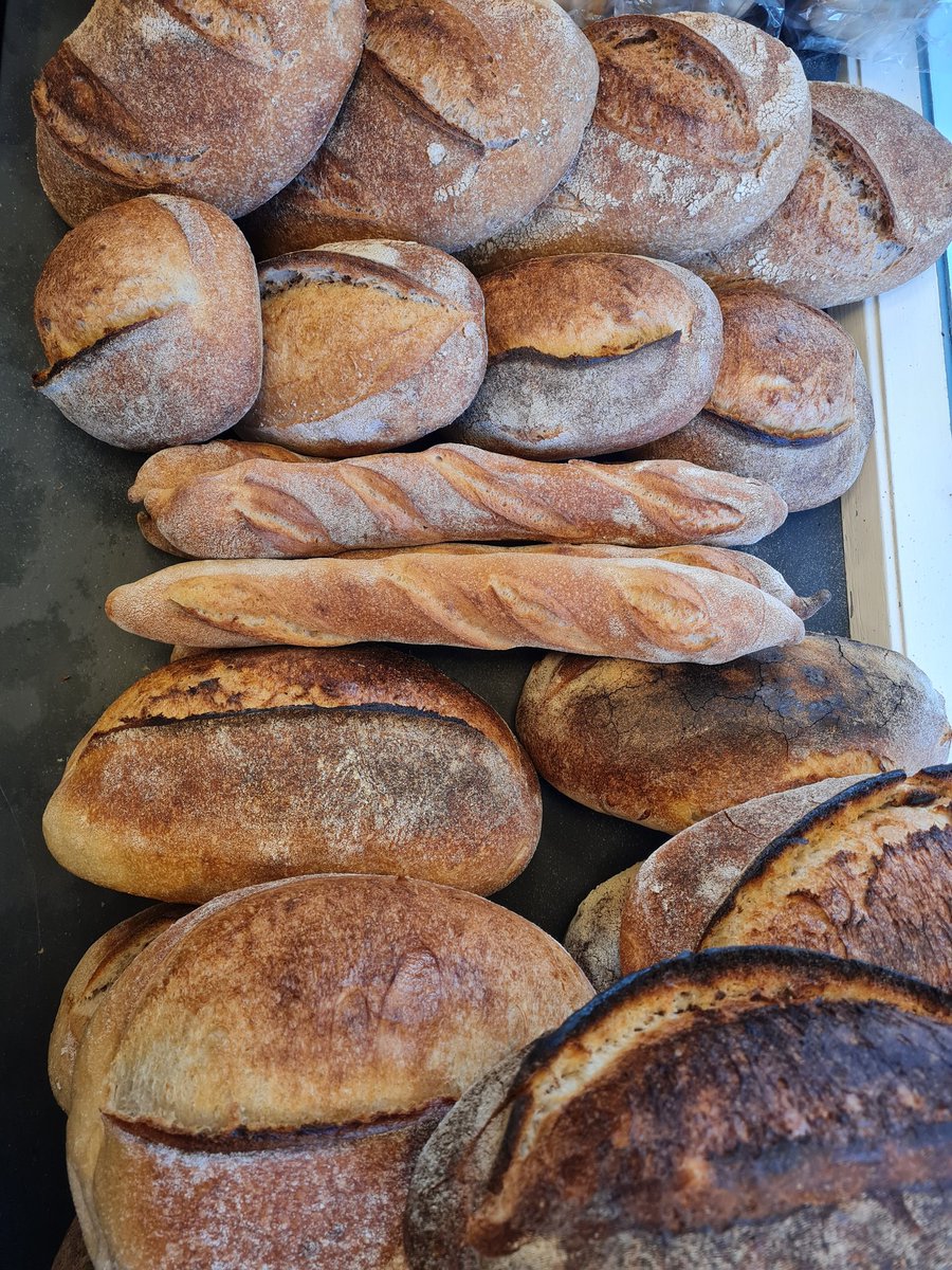 ☀️ We're ready and raring to go for the weekend over here at George Mewes Cheese! ☀️

We're fully stocked up on delicious cheeses and wines, not to mention rich Monmouth coffee and a mountain of bread.

Pop in for a chat and to get yourself a taste of some fantastic cheese!