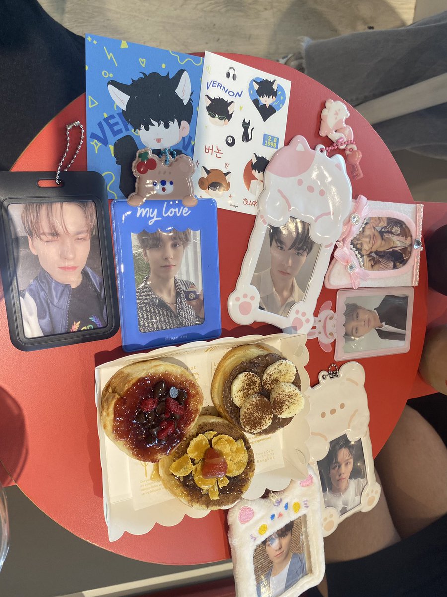 hextyar's tweet photo. ขอบคุณที่จัดคาเฟ่น่ารัก ๆ นะคะะ 🫶🏼💕 
ขนมอร่อยมากค่ะะ 🤍 ขอบคุณกะรัตทุกคนที่มารับกอวและมาแจกกอวน้าาา 🖤🖤
#TheVernOnlyOne https://t.co/YrvGxI0PLR