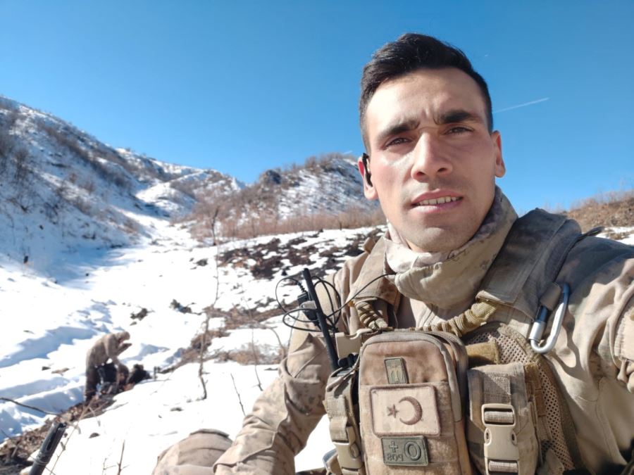 TTAgrup's tweet photo. Jandarma Astsubay Çavuş Hacı Ali Kayan

Şırnak'ta teröristlerle girilen çatışmada yaralanmıştı.
Sıhhi izinli olduğu için Kahramanmaraş'a annesinin evine gitti ve depreme yakalandı.
Hacı Ali Kayan, depremde eşi, çocuğu ve annesi ile birlikte hayatını kaybetti. https://t.co/FeUgkUIhrV