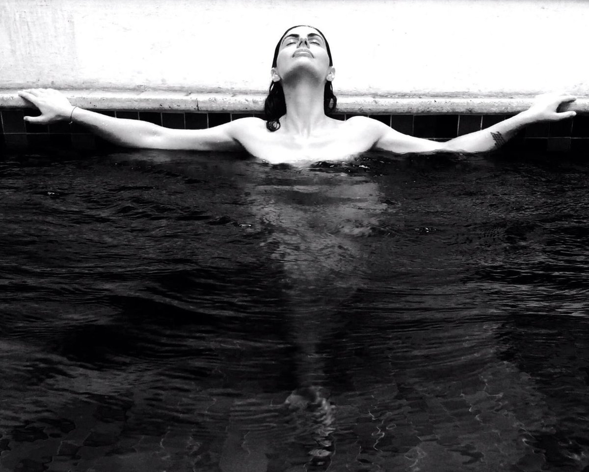 LusitanaCuba's tweet photo. “Para un árbol cambiar de sitio es la muerte; para un hombre/mujer, cambiar de sitio es la vida.” Cambios, Mo Yan
#cambios #nómada #nomadlife #lifeischange #inspirationalquotes #motivationalquotes #motivacion #sandralusitana #portugal #cuba #lusitana #traveler #photography https://t.co/EuPTmz1Vvj