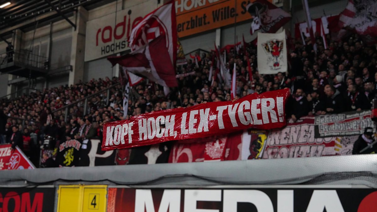 Fussball ist nicht alles im Leben - das mussten wir in den letzten Tagen schmerzhaft erfahren. Umso tröstender &amp; ergreifender waren die Gesten rund um das gestrige Spiel in Paderborn. Lieber Tyger, wir alle stehen fest zusammen und sind an Deiner Seite &amp; der Deiner Familie 🖤
