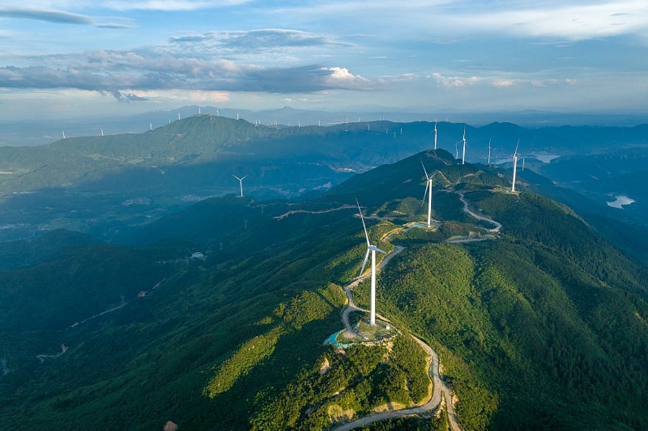 Ik hoor mensen wel eens beweren dat China zich nauwelijks bezig houdt met de energietransitie.

Niets is minder waar. Een 🧵over China’s spectaculaire opkomst als energiegrootmacht. /1.