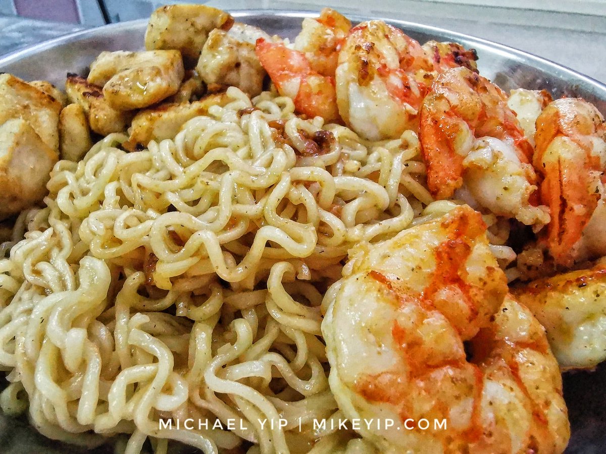 mikeyipdotcom's tweet photo. Made #ramen #surfnturf #aglioolio because too cheap to go out and get proper #pasta.
#mikeyipdotcom #mikeyipkitchen #mikeyipeats https://t.co/UWiSUWTrtX
