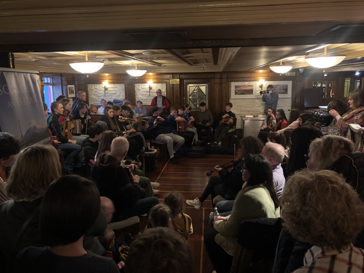 anchrannog's tweet photo. Déagóirí na nGaeltachtaí ag @ScoilCheoilAE ag ceardlann seite le Christy Mac Gearailt, ag seinm do na hÚcránaigh, tráth na gceist & ceardlann le @MuireannNic & @doconnormusic @CeoltoiriO #cuisle @mpt_it @EnaGaeltachta https://t.co/As06kpJhWl