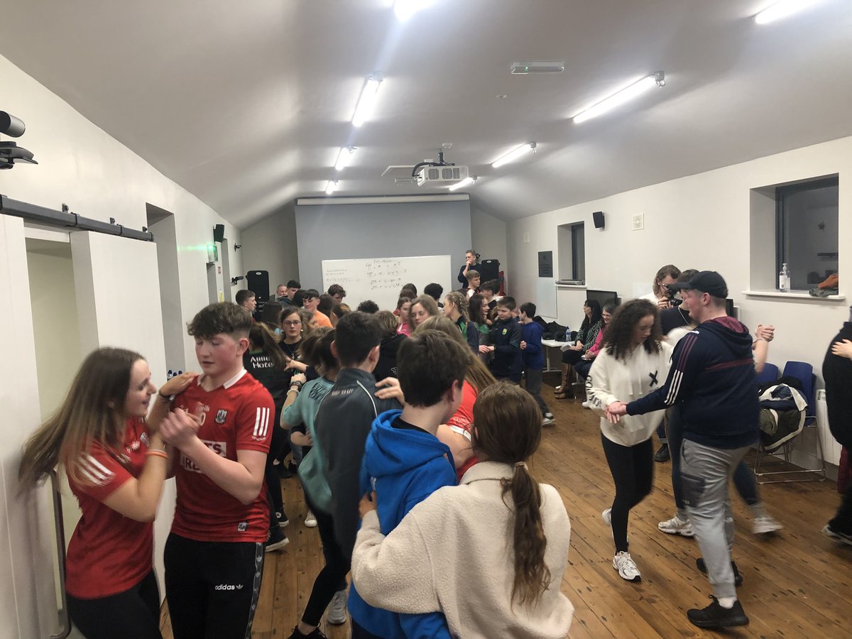 anchrannog's tweet photo. Déagóirí na nGaeltachtaí ag @ScoilCheoilAE ag ceardlann seite le Christy Mac Gearailt, ag seinm do na hÚcránaigh, tráth na gceist & ceardlann le @MuireannNic & @doconnormusic @CeoltoiriO #cuisle @mpt_it @EnaGaeltachta https://t.co/As06kpJhWl
