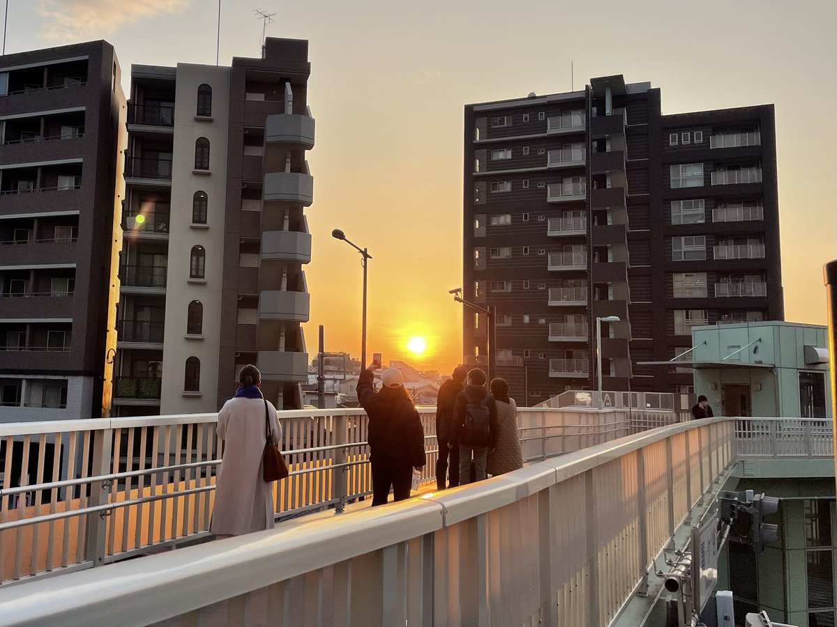 nabe2nabe's tweet photo. 歩道橋の上で夕日に足を止める人達。
#エモい https://t.co/ppVcWnyPr9