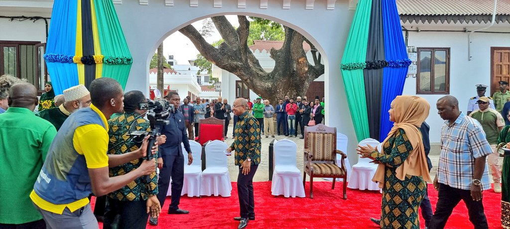 ahmedkherlid's tweet photo. Leo tulijumuika pamoja na Mheshimiwa Dkt. Hussein Ali Mwinyi Rais wa Zanzibar na Mwenyekiti wa Baraza la Mapinduzi @DrHmwinyi katika Ufunguzi wa Darajani Bazar. @SuluhuSamia https://t.co/LXOwGbFZHO