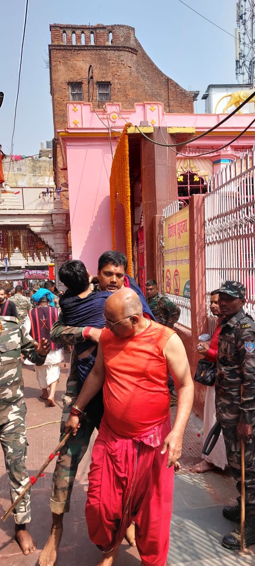 DeogharPolice's tweet photo. देवघर में महाशिवरात्रि को शिवभक्तों की भारी भीड़ में एक  श्रद्धालु के बेहोश हो जाने पर त्वरित स्वस्थ उपचार हेतु स०अ०नि० श्याम कुमार द्वारा तत्परता दिखाते हुए इमरजेंसी निकास द्वार से बाहर निकाल,नजदीकी स्वास्थ्य केंद्र में बेहतर उपचार कराया गया।
#सेवा ही लक्ष्य https://t.co/6iezgxOI9S