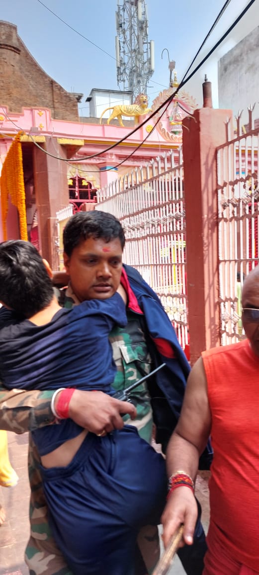 DeogharPolice's tweet photo. देवघर में महाशिवरात्रि को शिवभक्तों की भारी भीड़ में एक  श्रद्धालु के बेहोश हो जाने पर त्वरित स्वस्थ उपचार हेतु स०अ०नि० श्याम कुमार द्वारा तत्परता दिखाते हुए इमरजेंसी निकास द्वार से बाहर निकाल,नजदीकी स्वास्थ्य केंद्र में बेहतर उपचार कराया गया।
#सेवा ही लक्ष्य https://t.co/6iezgxOI9S