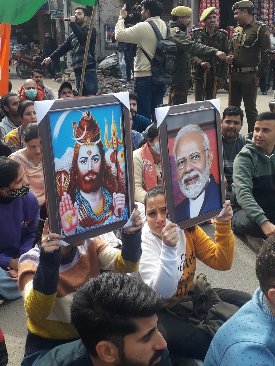 RanjanJotshi's tweet image. On the eve of Mahashivratri, Shiv bhakts as well as Modi bhakts
are on roads from past 9 months for their genuine and legitimate demand regarding #RightToLive.
#PMPACKAGEEMPLOYEES demand proper Rehabilitation alongwith safety &amp;amp; security of all Hindu  employees in Kashmir valley.