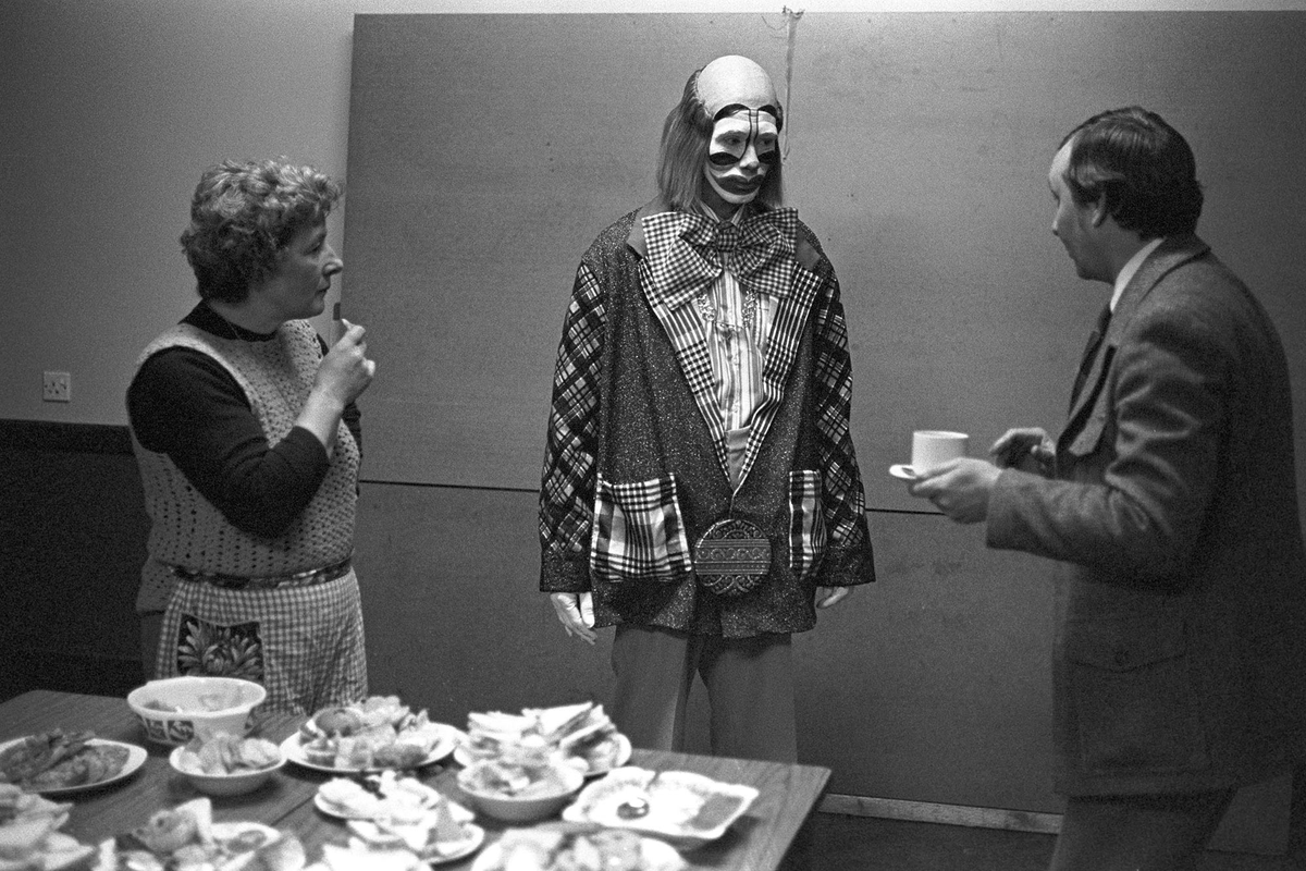 Weedy the Clown at a children’s party, Dolton Village Hall, February 1979. Photograph by my Dad ©Beaford Arts @beaford #Devon #photography beafordarchive.org/archive-image/…