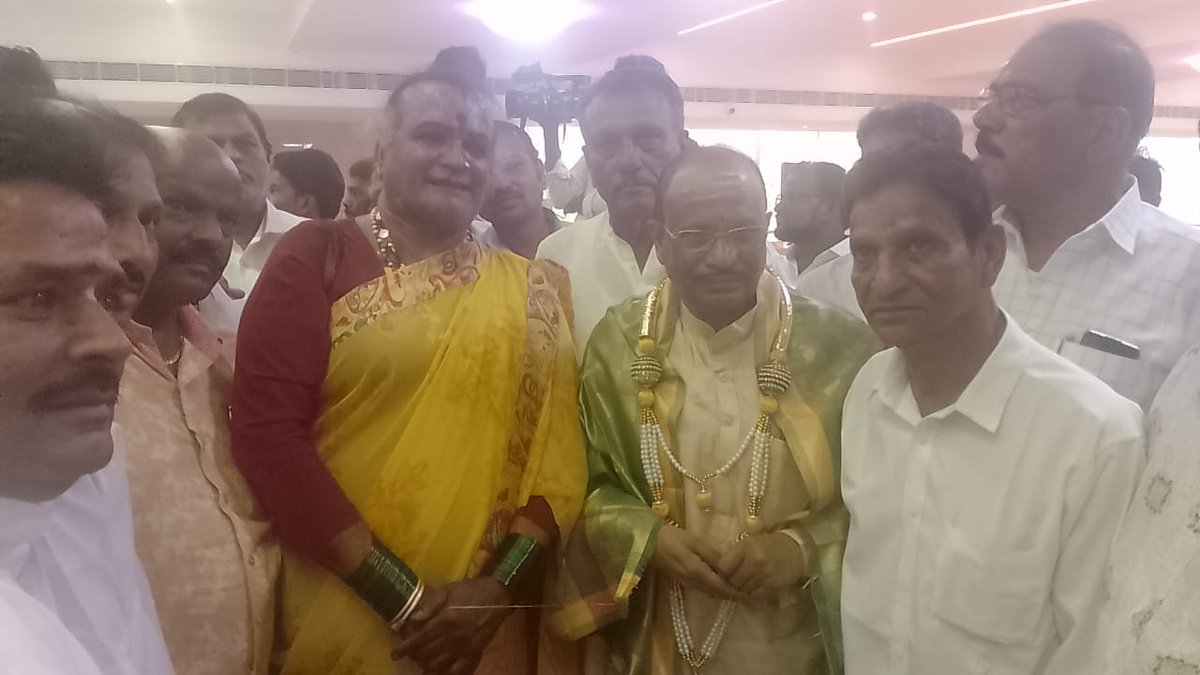 prasannapatilpp's tweet photo. ಪದ್ಮಶ್ರೀ ಪ್ರಶಸ್ತಿ ಪುರಸ್ಕೃತೆ ಮಂಜಮ್ಮ ಜೋಗತಿ ಭಾರತೀಯ ಕನ್ನಡ ರಂಗಭೂಮಿ ನಟಿ ಜಾನಪದ ಕಲಾವಿದೆ ಇವರು ಸನ್ಮಾನ್ಯ ಶ್ರೀ ಪ್ರತಾಪಗೌಡ ಪಾಟೀಲ್ ನಿಕಟಪೂರ್ವ ಶಾಸಕರು ಇವರಿಗೆ ಆಶೀರ್ವದಿಸಿದ ಕ್ಷಣ #prathapgoudapatil #prasannapatil https://t.co/1JjCZ9HMzx