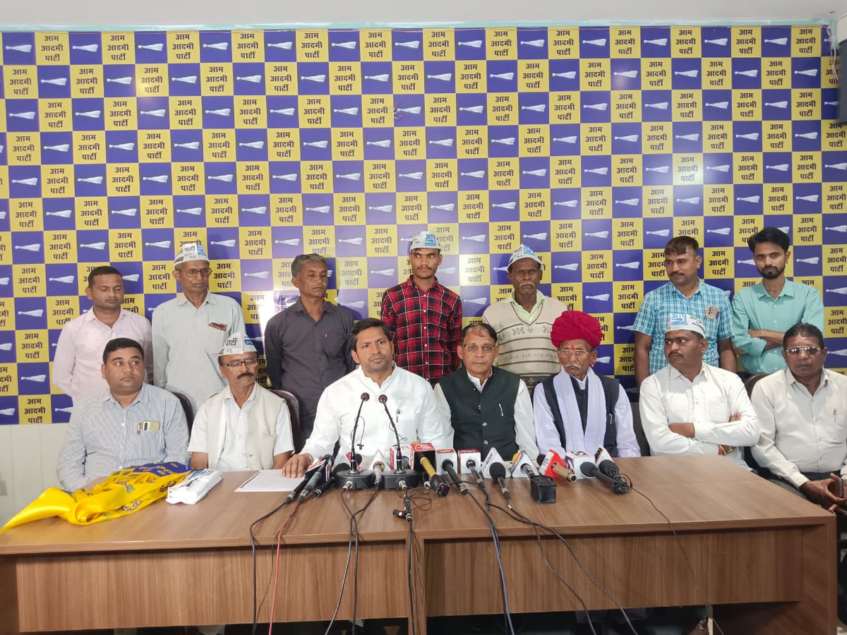 डूंगरपुर से पूर्व भाजपा विधायक और भाजपा के ST मोर्चा के प्रदेश उपाध्यक्ष देवेंद्र कटारा जी ने <a href="/ArvindKejriwal/">Arvind Kejriwal</a> जी की नीतियों से प्रभावित होकर प्रदेश चुनाव प्रभारी @vinaymishra_aap जी की मौजूदगी में <a href="/AamAadmiParty/">AAP</a> की सदस्यता ग्रहण की।