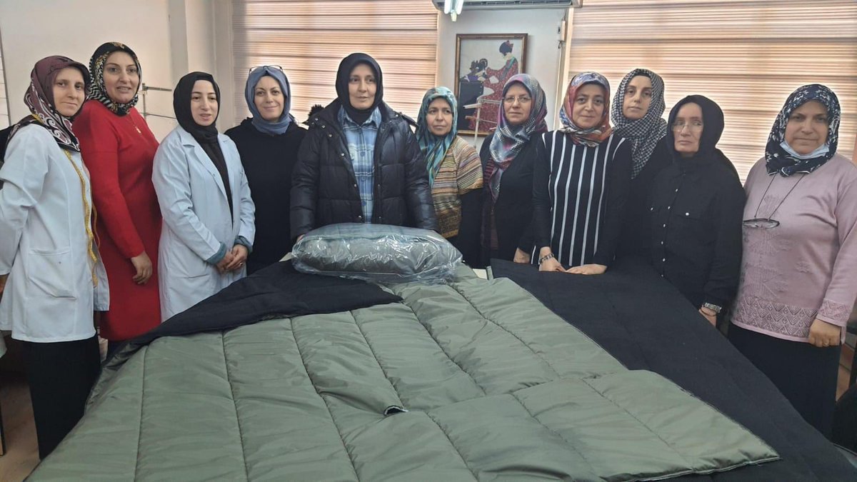 BafraHEM's tweet photo. İl Milli Eğitim Müdürlüğümüzün  koordinesinde, depremzede kardeşlerimizin  yaralarını bi nebzede olsa sarmak icin uyku tulumu üretimine devam ediyoruz.🇹🇷
Emek veren herkese şükranlarımızı sunuyoruz.
#geçmişolsunTürkiye 
#TuerkiyeTekYurek #HepBirlikteTürkiye https://t.co/El400tSH89