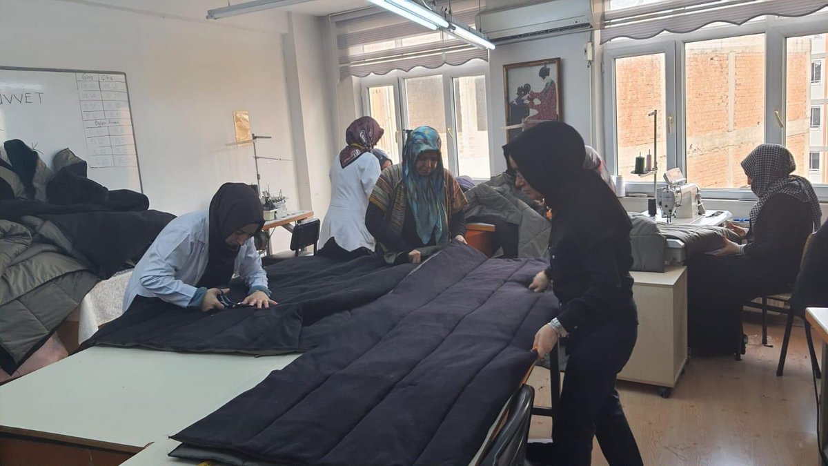 İl Milli Eğitim Müdürlüğümüzün  koordinesinde, depremzede kardeşlerimizin  yaralarını bi nebzede olsa sarmak icin uyku tulumu üretimine devam ediyoruz.🇹🇷
Emek veren herkese şükranlarımızı sunuyoruz.
#geçmişolsunTürkiye 
#TuerkiyeTekYurek #HepBirlikteTürkiye
