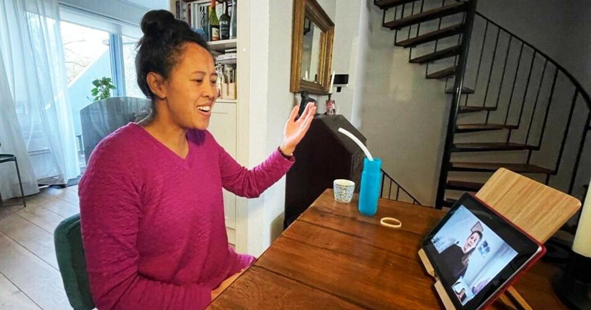 Rayahu Helweg had uitgezaaide darmkanker. Ze leerde in de eerste zanglessen van Zing Je Sterk opnieuw door haar buik te ademen. Bekijk hier het NOS- fragment 👉ap.lc/T408zof schrijf je in op zingjesterk.nl