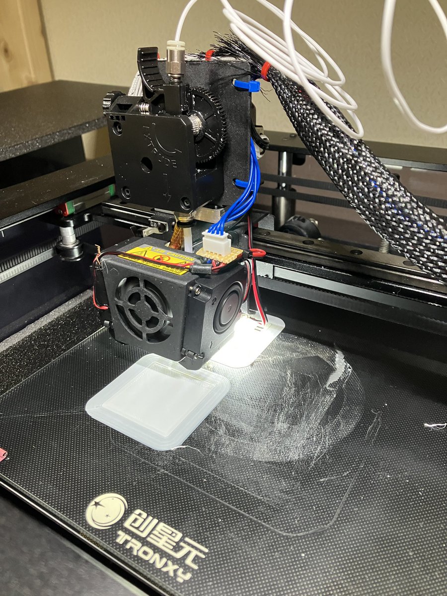 NoRITEC's tweet photo. #3dprinting  #eap8266 #nodered #環境センサー　#iot #nlabo
環境センサーハウジング量産中♪
久々にPLA だけど　古すぎて　ポキポキ折れるので油断ならんが　もう少しなのでガンバル(^◇^;) https://t.co/yqm4ImA4Ry