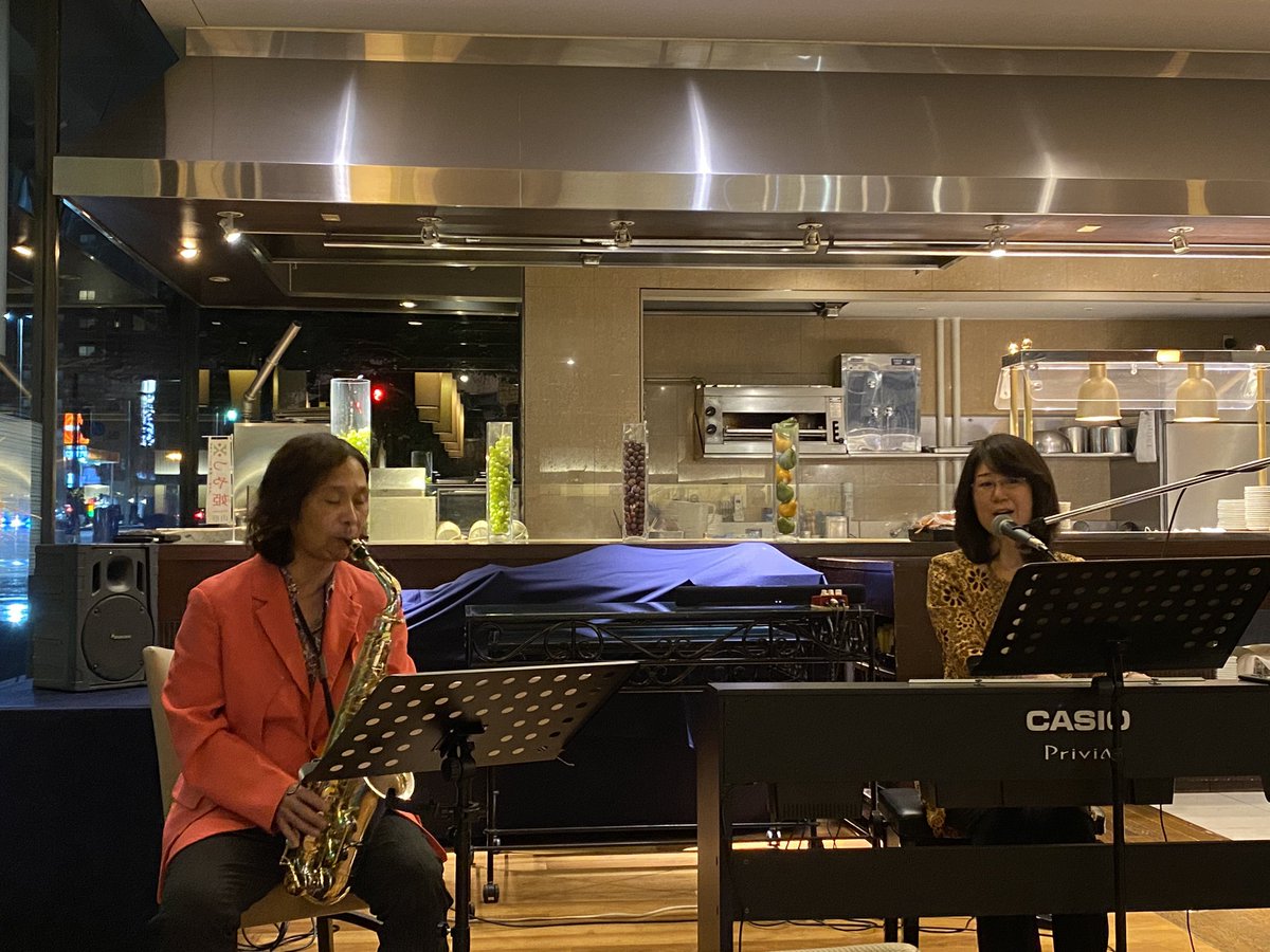 pidapu's tweet photo. 本日のLIVEPATIO🎵🎹🎤🎷✨✨
斎藤 栞さん🎹🎤
横澤 徹さん🎷
急遽出演が決まったそうで豪華なデュオでした❗️🎵✨
#LIVEPATIO
#ホテルキャッスル山形
#斎藤栞
#横澤徹
#美味しいもの食べよう https://t.co/HRpI8e0mIg