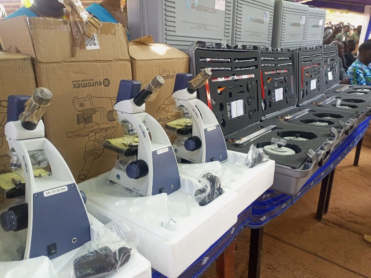 dodzikokoroko's tweet photo. Garantir un environnement moderne à la pratique &amp; l'expérimentation scientifique dans les collèges du Togo. Lancement à Tsevie de la remise du matériel de #sciences #expérimentales au profit de 90 collèges avec l'appui du #PARECII de l'#AFD en lien avec le #ProgrammeP10. @GouvTg https://t.co/HsZF8TbO2U