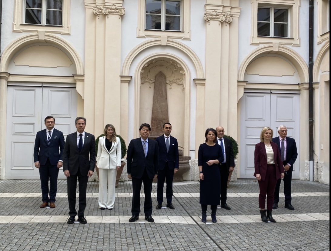 rech_j's tweet photo. Zwischen diesen beiden Fotos liegen 3 neue Außenminister (FR, UK und IT) und 360 Tage Krieg in der Ukraine: G7 Außenministertreffen mit Dmytro Kuleba am Rande der Sicherheitskonferenz in München heute und 2022 - fünf Tage vor dem Krieg. #msc https://t.co/3AdP3drZz0