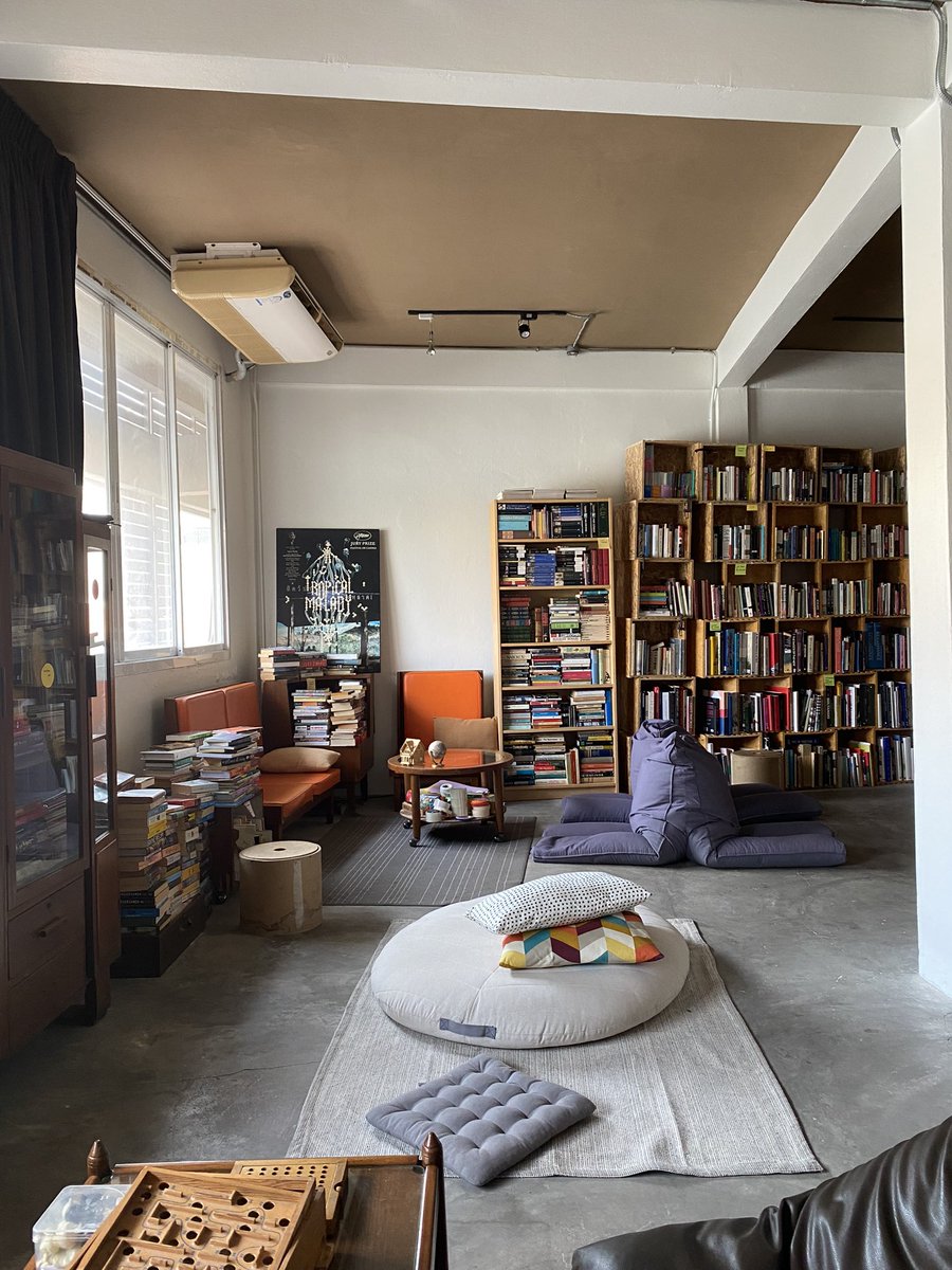TheAnness's tweet photo. The Reading Room สีลม 19 — ไม่ได้แวะไปนานมาก หนังสือเพิ่มขึ้นเยอะระดับแน่นเอี้ยดเต็มชั้น และมีการแยกประเภทแบบคร่าวๆ ทำให้หาง่ายขึ้น ดีใจที่ยังมีห้องสมุดให้ยืมหนังสือฟรีแบบนี้ในเมือง และอยู่มาเป็นสิบปีแล้ว แวะไปใช้บริการและซัพพอร์ตกันได้ทุกวันพุธ-อาทิตย์ 13.00-19.00 น. #อลรนสอสร https://t.co/VqgWvf3xd6