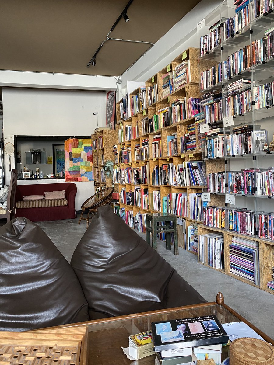 TheAnness's tweet photo. The Reading Room สีลม 19 — ไม่ได้แวะไปนานมาก หนังสือเพิ่มขึ้นเยอะระดับแน่นเอี้ยดเต็มชั้น และมีการแยกประเภทแบบคร่าวๆ ทำให้หาง่ายขึ้น ดีใจที่ยังมีห้องสมุดให้ยืมหนังสือฟรีแบบนี้ในเมือง และอยู่มาเป็นสิบปีแล้ว แวะไปใช้บริการและซัพพอร์ตกันได้ทุกวันพุธ-อาทิตย์ 13.00-19.00 น. #อลรนสอสร https://t.co/VqgWvf3xd6