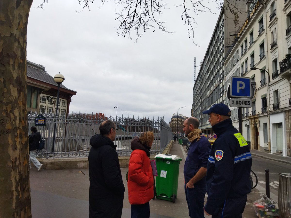 FBerthout's tweet photo. #mairesurleterrain. Ce matin à la rencontre des riverains de l'avenue Bernanos pour faire le point sur les travaux nombreux dans le quartier. En présence de la #DPMP pour lutter contre les incivilités et du service propreté pour veiller à la salubrité. @Mairie5Paris https://t.co/9Vq0HD6GKv