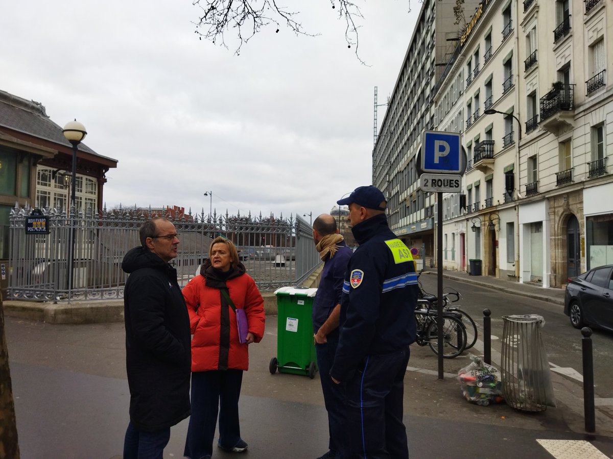 FBerthout's tweet photo. #mairesurleterrain. Ce matin à la rencontre des riverains de l'avenue Bernanos pour faire le point sur les travaux nombreux dans le quartier. En présence de la #DPMP pour lutter contre les incivilités et du service propreté pour veiller à la salubrité. @Mairie5Paris https://t.co/9Vq0HD6GKv