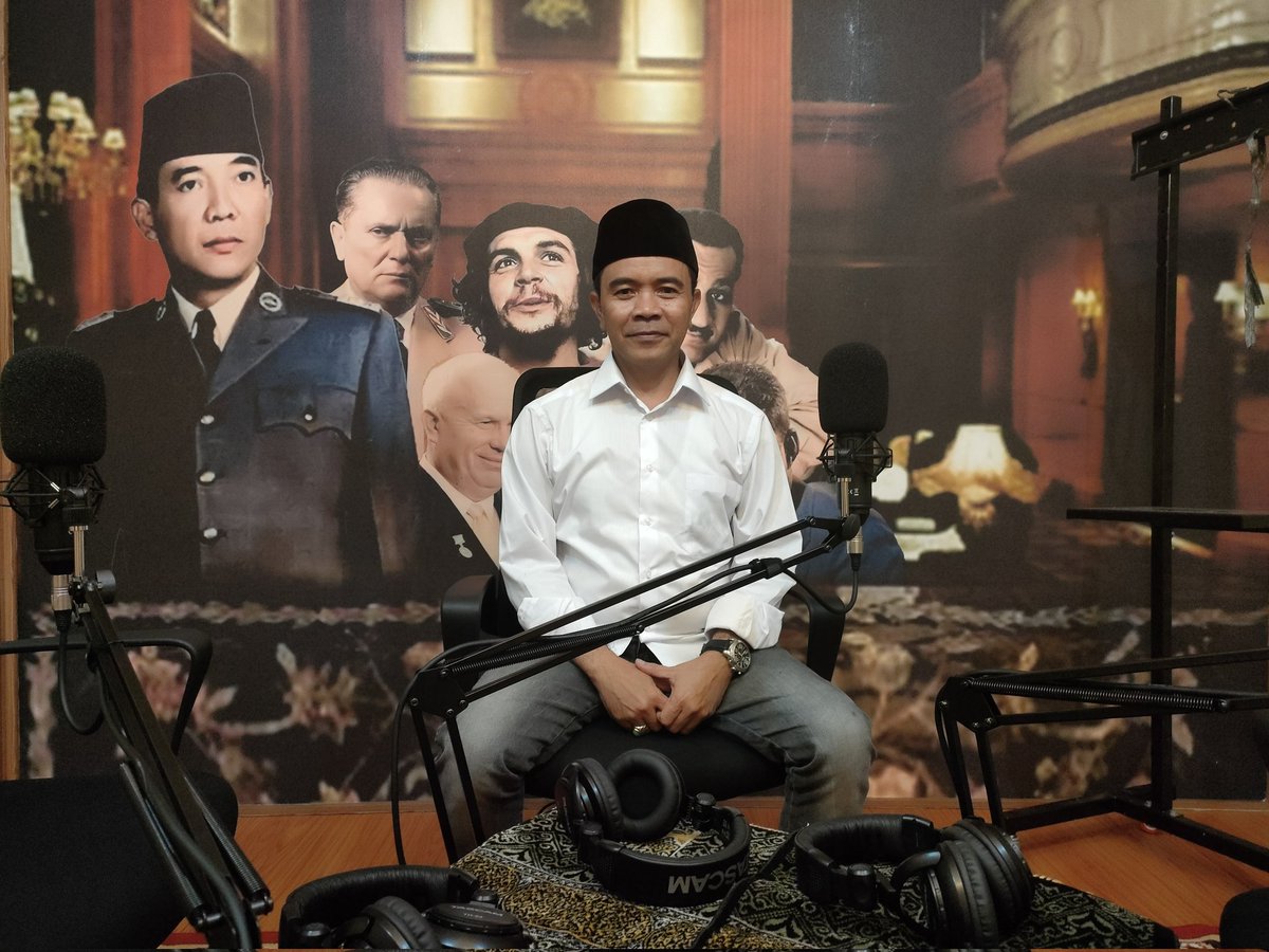 TaufikDamas's tweet photo. Lebih baik kamu habiskan waktumu untuk melakukan segala amal yang membuat dirimu masuk surga, daripada kamu sibuk menuduh orang lain pasti masuk neraka. 

Ali Syariati. https://t.co/v9suffk7RA
