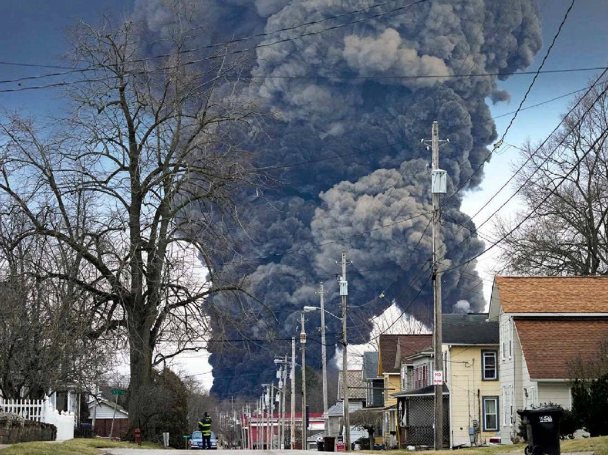 silly_angle's tweet photo. Aerial photos of the scene of the vinyl chloride explosion accident in Ohio, I don’t know if it was the most serious moment, it looks amazing. The government is still covering up the facts, claiming that the evacuated residents can go home, can they go home and mention cancer? https://t.co/18I9b8dSk4
