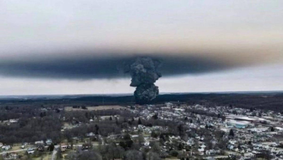 silly_angle's tweet photo. Aerial photos of the scene of the vinyl chloride explosion accident in Ohio, I don’t know if it was the most serious moment, it looks amazing. The government is still covering up the facts, claiming that the evacuated residents can go home, can they go home and mention cancer? https://t.co/18I9b8dSk4