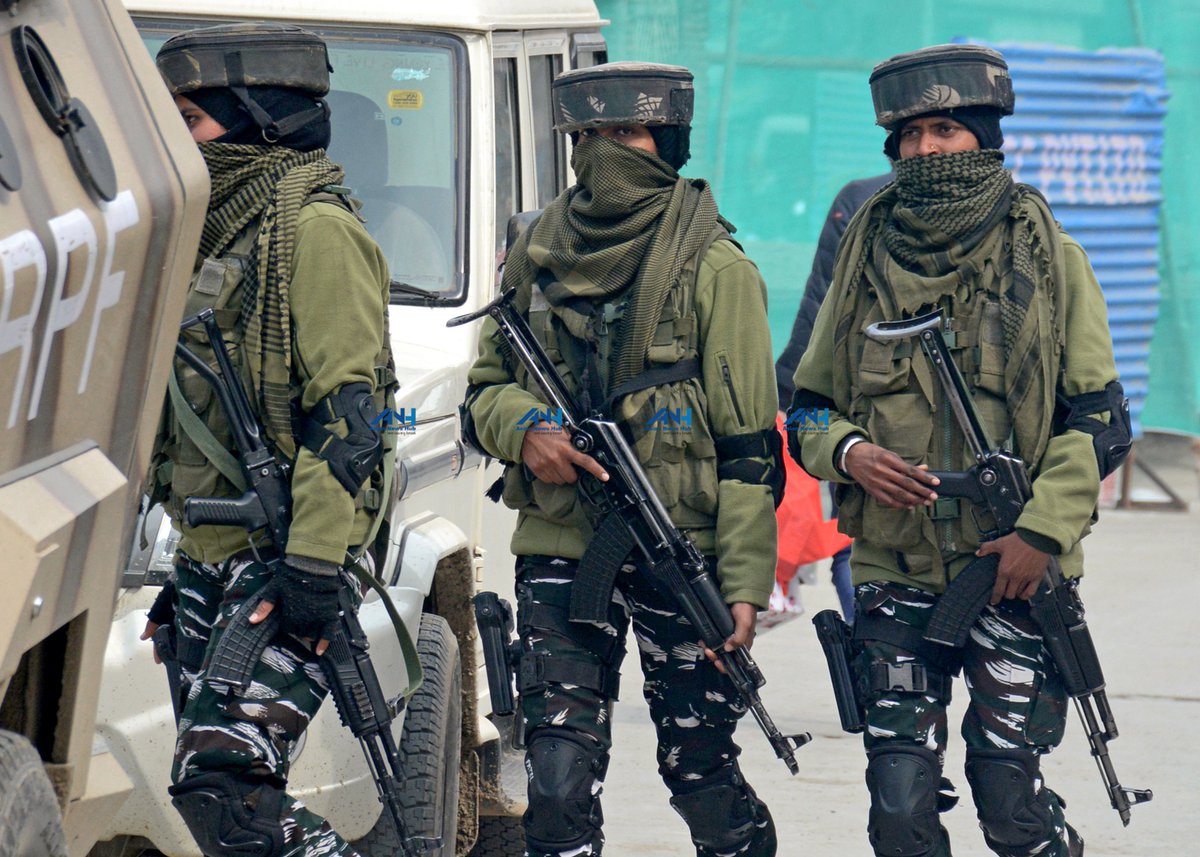 AsianNewsHub's tweet photo. InPictures: Equipped with the latest technology gadgets, security personnel along with female personnel stand guard at City centre Lal chowk. https://t.co/ITLGjBhNIw