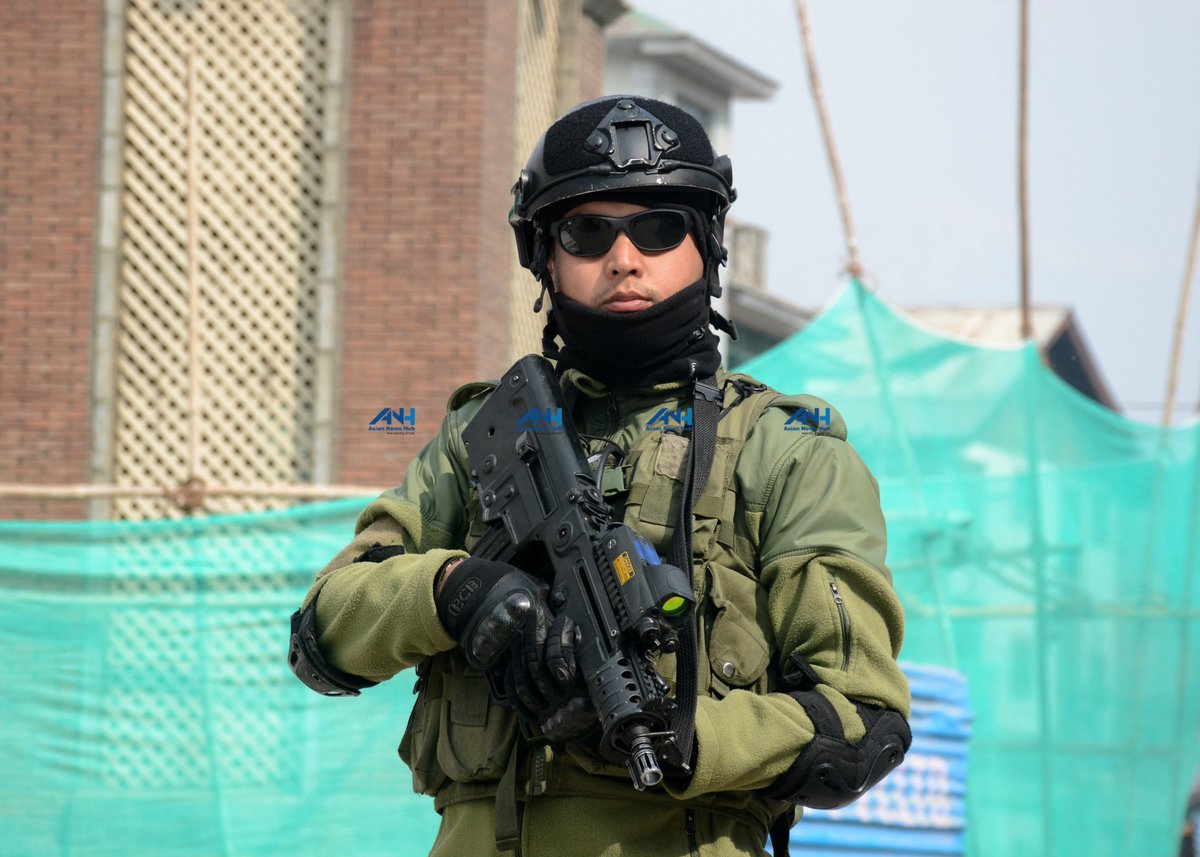 AsianNewsHub's tweet photo. InPictures: Equipped with the latest technology gadgets, security personnel along with female personnel stand guard at City centre Lal chowk. https://t.co/ITLGjBhNIw