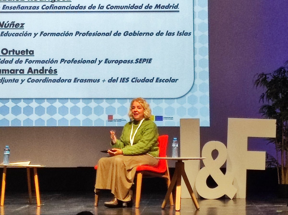 NievesCabra's tweet photo. "Somos el país que tiene más centros de FP que participan en proyectos Erasmus+".María Gómez Ortueta (Directora de la Unidad de FP y #Europass. SEPIE).🇪🇺
En la 🗣️Mesa Redonda: Intercambio de Experiencia sobre Internacionalización".
#JornadasInnovacionyFormaciomFP #IF_CMadrid https://t.co/Tj4ae6XWEL